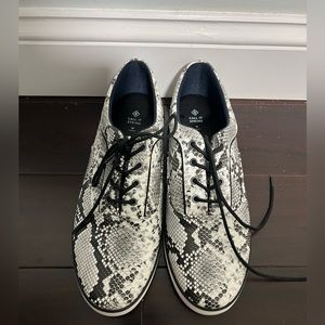 Black and white casual shoes, goes well with Jeans and pants